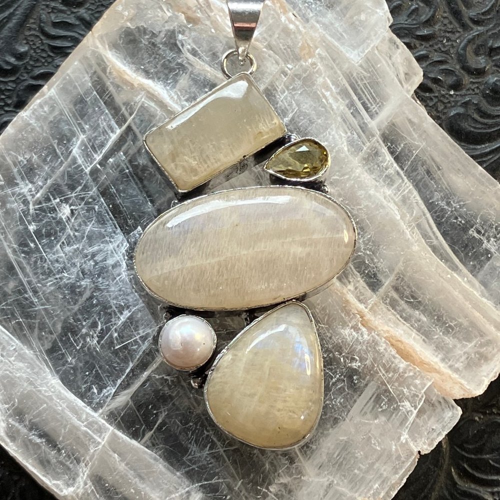 Large Flashy Cream Moonstone Pearl and Blue Topaz Gemstone Crystal Jewelry Penda
